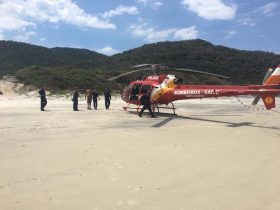 Corpo é resgatado em área de difícil acesso na Praia de Naufragados, em Florianópolis 1