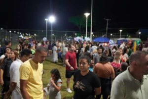 Festa de Natal encanta moradores na Praça do Carianos 2