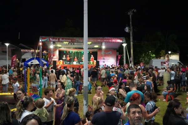 Festa de Natal encanta moradores na Praça do Carianos 1