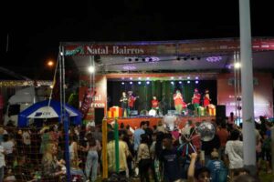 Festa de Natal encanta moradores na Praça do Carianos 4