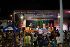 Festa de Natal encanta moradores na Praça do Carianos 5