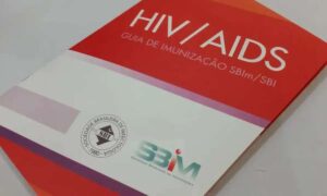 Geriatra chama atenção para aumento de casos de HIV em idosos 11