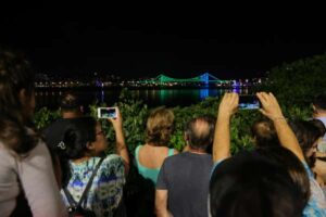 Leia mais sobre o artigo Governador Jorginho Mello inaugura obra de iluminação cênica da ponte Hercílio Luz