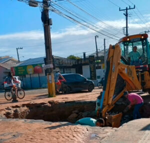 Leia mais sobre o artigo Rompimento de adutora da Casan causa interrupção de água e desvio no trânsito na Rua Francisco Vieira