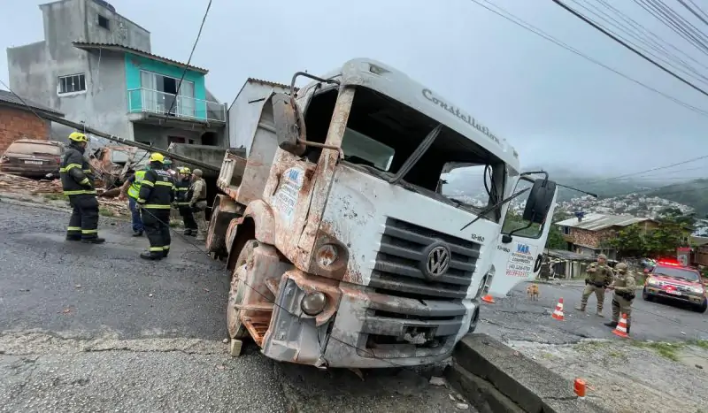 Caminhão perde controle em morro, bate contra casa e deixa feridos em Florianópolis 1