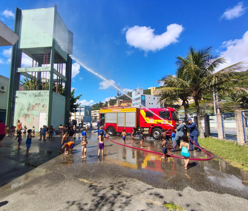 Crianças do Educar no Verão recebem batismo de mangueira dos bombeiros 1