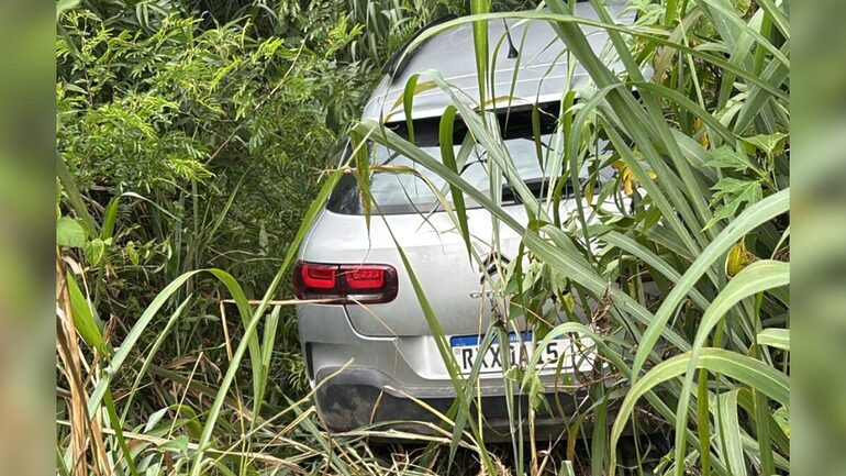 Em assalto, mulher pula de carro em movimento e perseguição tumultua Florianópolis 1