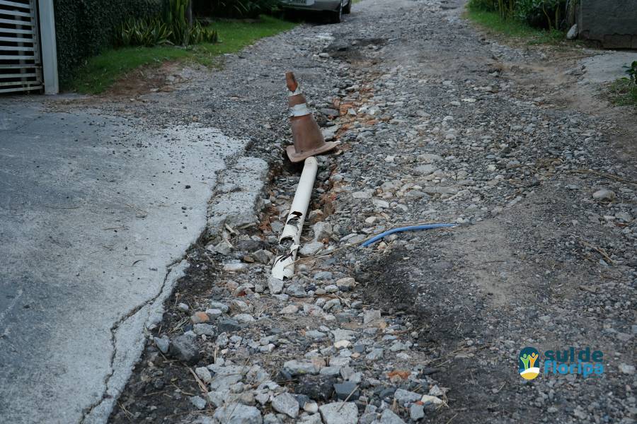 Moradores da Servidão Passaredo no Campeche reivindicam pavimentação e recebem melhorias na via 5