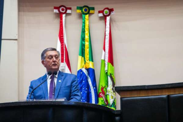 Posse de Topázio Neto em Florianópolis marca início de novo ciclo político 1