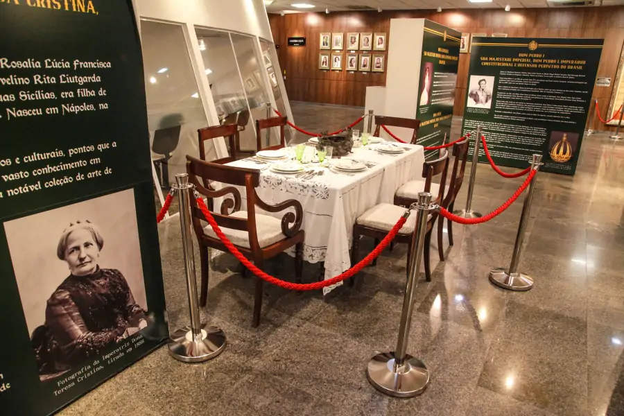 Assembleia sedia exposição com itens pessoais da família imperial brasileira 5