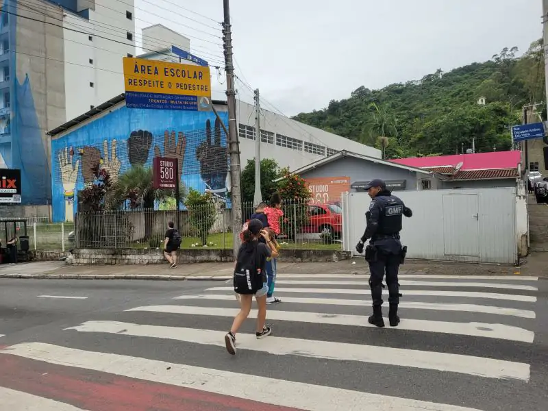 Secretaria de Operações de Mobilidade orienta sobre segurança no entorno das escolas 1