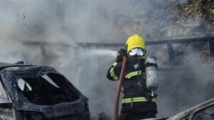 Leia mais sobre o artigo Equipes do CBMSC controlam incêndio com caminhão de combustível que explodiu na BR-101 em Palhoça