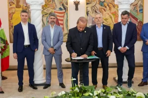 Leia mais sobre o artigo Governador anuncia nova rota internacional com voo direto entre Florianópolis e Lima