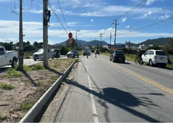Acidente com vítima trava trânsito na SC-405 em Florianópolis 6 Acidente com vítima trava trânsito na SC-405 em Florianópolis 6