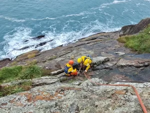 Leia mais sobre o artigo Bombeiros militares resgatam corpo na praia da Lagoinha do Leste em Florianópolis