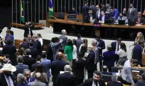 Leia mais sobre o artigo Câmara aprova projeto que reajusta salários de servidores públicos