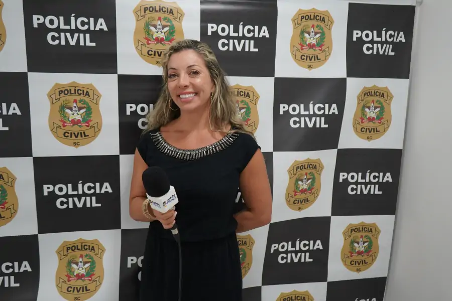 Mulher é presa em flagrante após série de furtos na Praia da Armação 2 Mulher é presa em flagrante após série de furtos na Praia da Armação 2