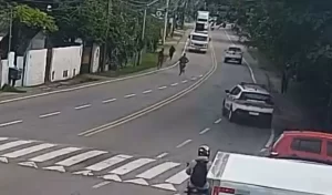Homem é flagrado vendendo droga em ponto de ônibus no Sul da Ilha 1