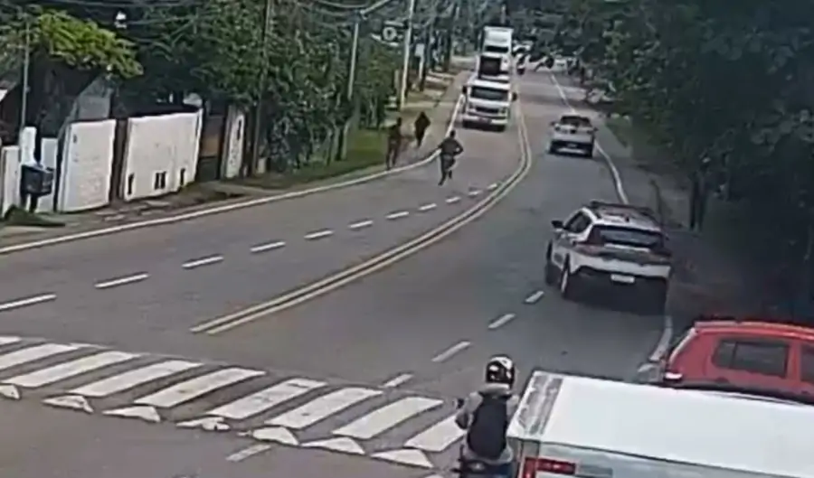 Homem é flagrado vendendo droga em ponto de ônibus no Sul da Ilha 1 Homem é flagrado vendendo droga em ponto de ônibus no Sul da Ilha 1