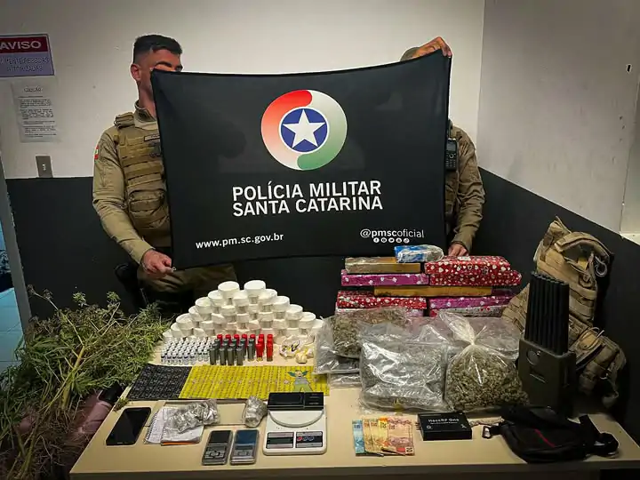Homem é preso com mais de 20 kg de drogas e munições no bairro Sambaqui, em Florianópolis 4 Homem é preso com mais de 20 kg de drogas e munições no bairro Sambaqui, em Florianópolis 4