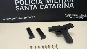 Leia mais sobre o artigo Homem é preso por porte ilegal de arma de fogo durante operação na Costeira, em Florianópolis