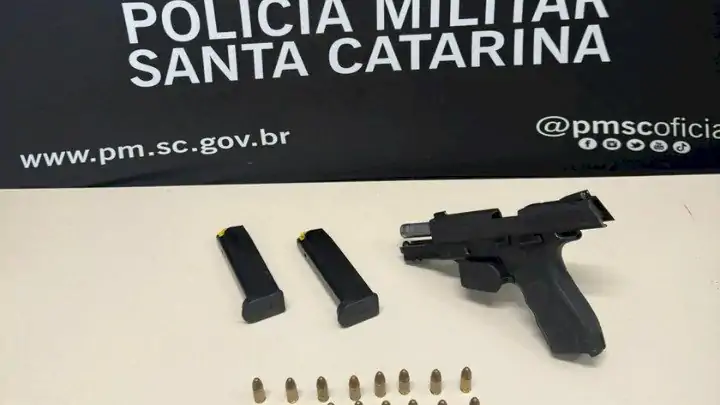 Homem é preso por porte ilegal de arma de fogo durante operação na Costeira, em Florianópolis 1 Homem é preso por porte ilegal de arma de fogo durante operação na Costeira, em Florianópolis 1