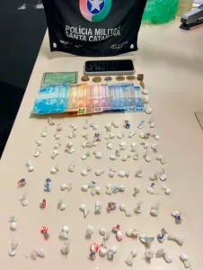 Leia mais sobre o artigo Homem é preso por tráfico de drogas na Armação, em Florianópolis