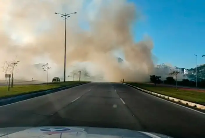 Incêndio às margens da SC-401 Sul mobiliza bombeiros e causa lentidão no trânsito em Florianópolis 1 Incêndio às margens da SC-401 Sul mobiliza bombeiros e causa lentidão no trânsito em Florianópolis 1