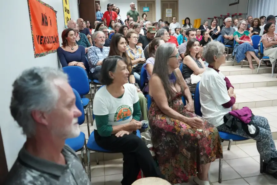Moradores debatem impactos dos prédios de até 7 pavimentos na Praia da Armação 1 Moradores debatem impactos dos prédios de até 7 pavimentos na Praia da Armação 1