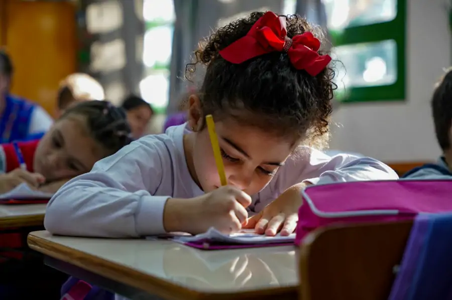 Pela primeira vez na rede estadual, todos os alunos dos anos iniciais do ensino fundamental têm acesso a aulas de inglês 1 Pela primeira vez na rede estadual, todos os alunos dos anos iniciais do ensino fundamental têm acesso a aulas de inglês 1