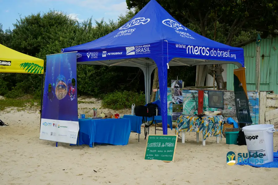 Mutirão do Projeto Meros do Brasil mobiliza voluntários na limpeza da Praia do Campeche 12 Mutirão do Projeto Meros do Brasil mobiliza voluntários na limpeza da Praia do Campeche 12