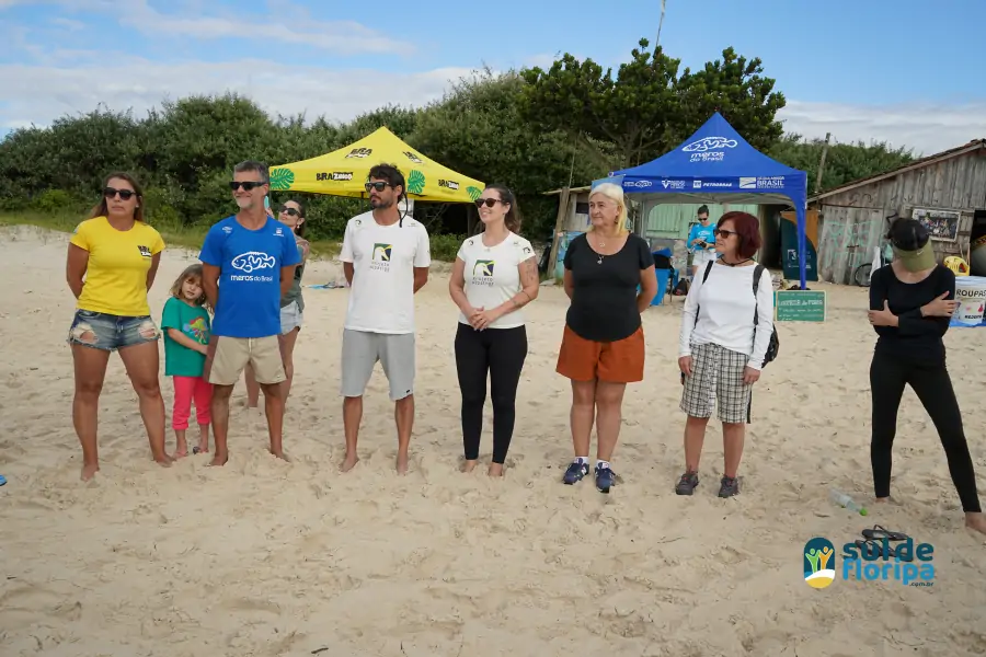 Mutirão do Projeto Meros do Brasil mobiliza voluntários na limpeza da Praia do Campeche 26 Mutirão do Projeto Meros do Brasil mobiliza voluntários na limpeza da Praia do Campeche 26