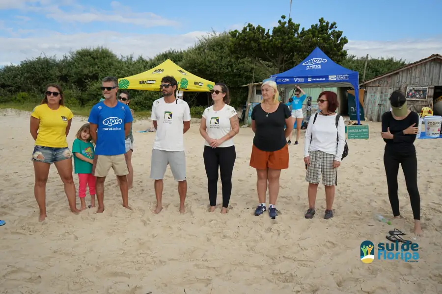 Mutirão do Projeto Meros do Brasil mobiliza voluntários na limpeza da Praia do Campeche 27 Mutirão do Projeto Meros do Brasil mobiliza voluntários na limpeza da Praia do Campeche 27