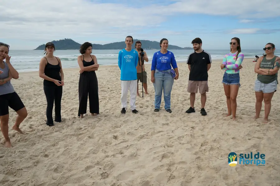 Mutirão do Projeto Meros do Brasil mobiliza voluntários na limpeza da Praia do Campeche 4 Mutirão do Projeto Meros do Brasil mobiliza voluntários na limpeza da Praia do Campeche 4