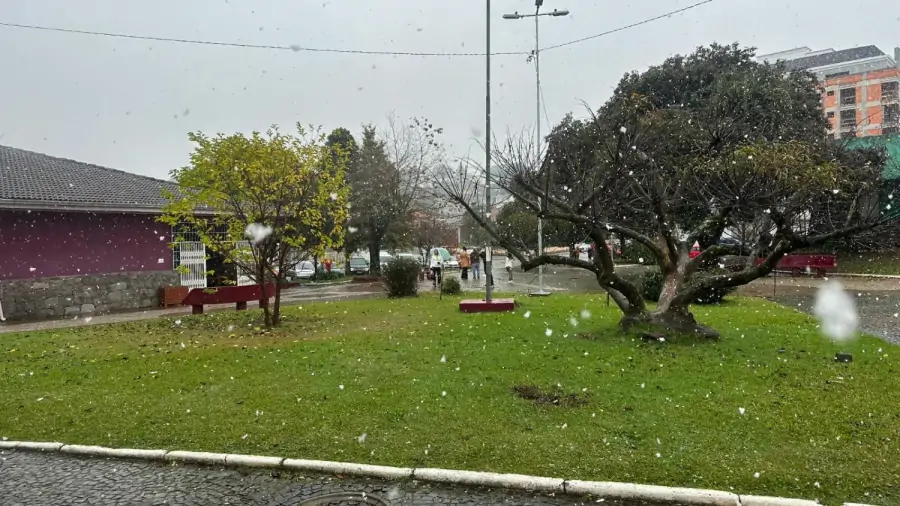 Primeira neve do ano é registrada em Santa Catarina na quinta-feira 1 Primeira neve do ano é registrada em Santa Catarina na quinta-feira 1