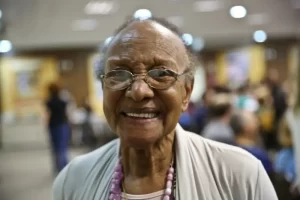Leia mais sobre o artigo Aos 90 anos, estudante da EJA se prepara para lançar livro sobre sua vida em Florianópolis