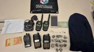 Leia mais sobre o artigo Homem é detido com drogas e rádios comunicadores em Florianópolis