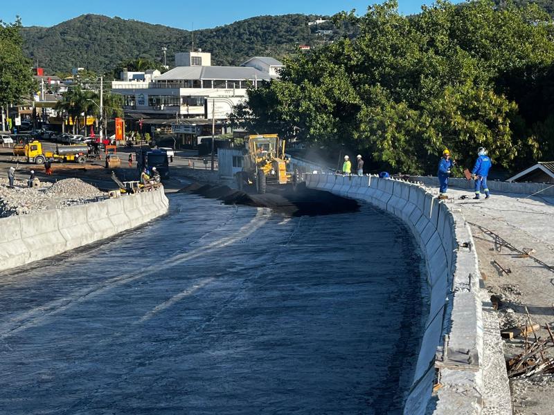 Prefeitura inicia asfaltamento da nova ponte da Lagoa da Conceição, última etapa antes da abertura parcial 1