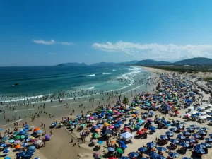 Leia mais sobre o artigo Turismo em Santa Catarina registra segundo maior crescimento do país no verão 2025
