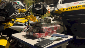 Leia mais sobre o artigo Após tentar fugir de abordagem, homem é detido com mais de cinco quilos de maconha