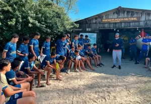 Leia mais sobre o artigo Atletas da base do Avaí vivenciam a cultura manezinha em visita ao Rancho Getúlio Manoel Inácio