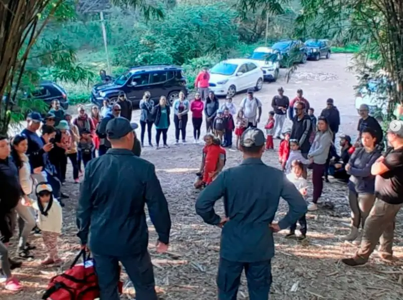 Bombeiros Comunitários acompanham trilha educativa com crianças no Morro do Lampião 1