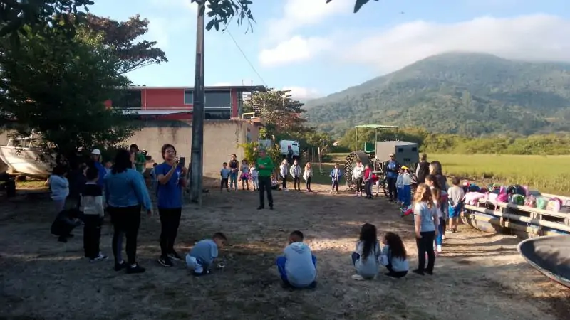 Estudantes do 2º ano plantam árvores nativas da Mata Atlântica na Praia da Mutuca, no Sul de Florianópolis 1