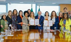 Leia mais sobre o artigo Lula sanciona cota de 30% para mulheres em conselhos de estatais