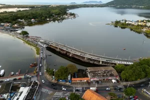 Leia mais sobre o artigo Nova ponte da Lagoa tem liberação parcial com presença do governador Jorginho Mello