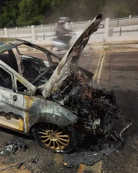 Incêndio em veículo mobiliza bombeiros e polícia na SC-401 próximo ao Carianos 1