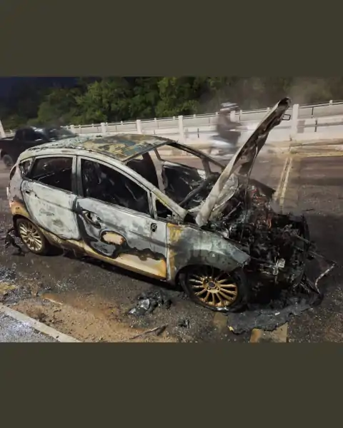 Incêndio em veículo mobiliza bombeiros e polícia na SC-401 próximo ao Carianos 3