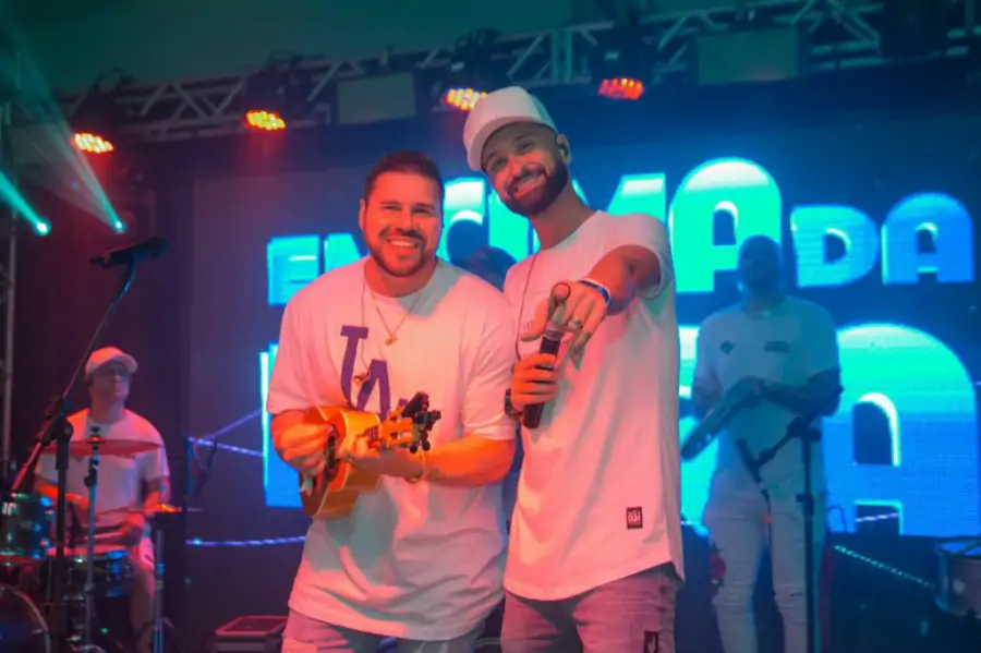 Grupo Em Cima da Hora grava audiovisual ao vivo na cabeceira da Ponte Hercílio Luz 1