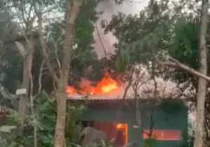 Leia mais sobre o artigo Incêndio atinge apartamento no Pântano do Sul, em Florianópolis