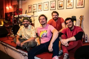 Leia mais sobre o artigo Irreverência e som autoral: Show Lado B agita Florianópolis no dia 21 de agosto